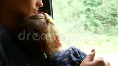 乘迷你巴士旅行母女。 运输理念和理念拍摄..